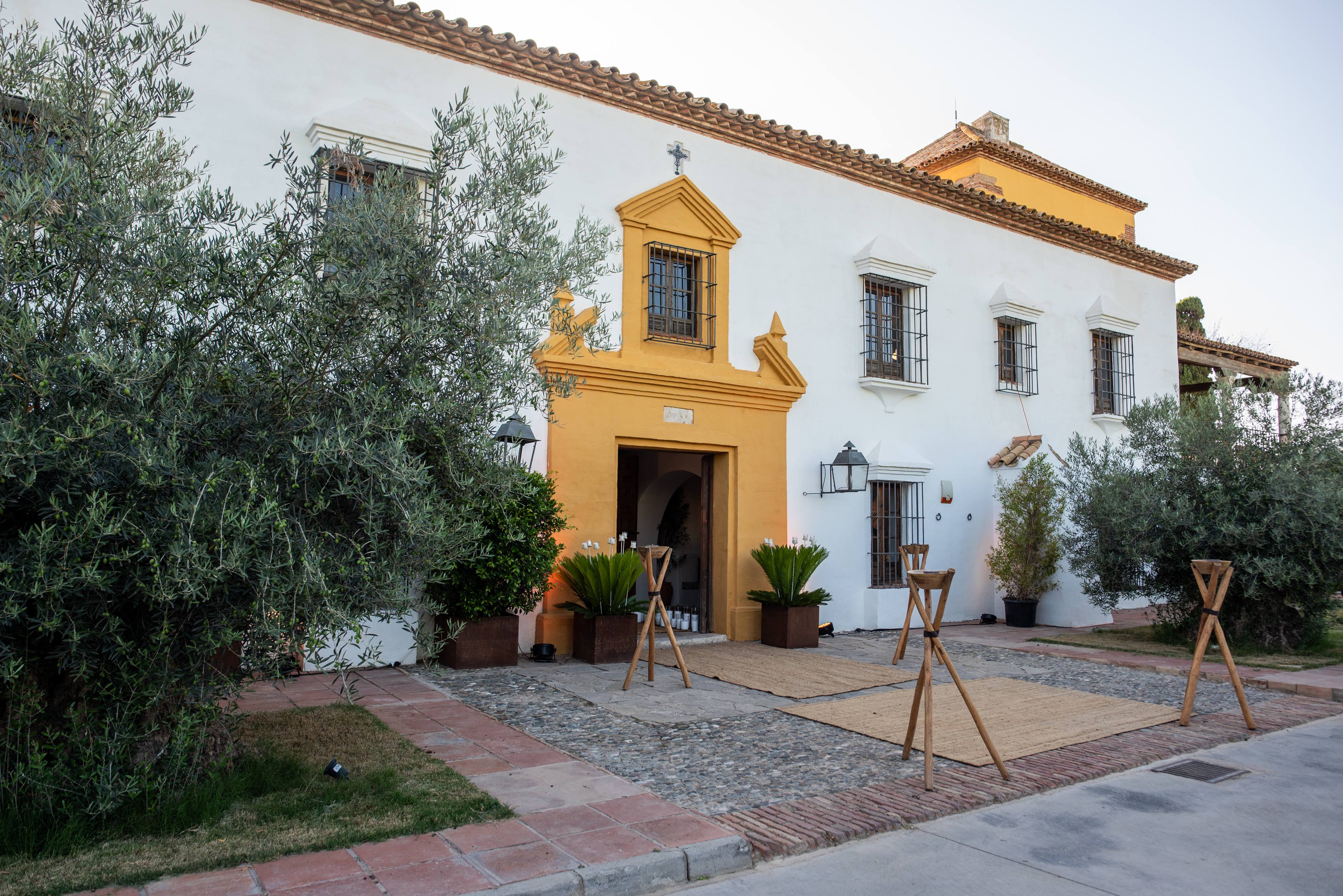 Fachada principal del Cortijo La Zafra