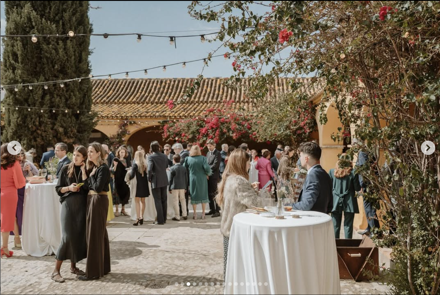 Cóctel en el patio exterior con buganvillas y guirnaldas de luces